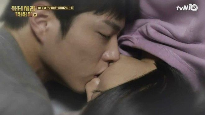 Fan nháo nhào vì màn khóa môi của cặp đôi 'Reply 1988' Ảnh 2