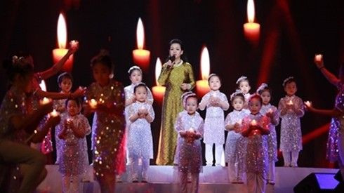 Khánh Ly 'Cúi xuống thật gần' sưởi ấm đêm đông tại Hà Nội Ảnh 2