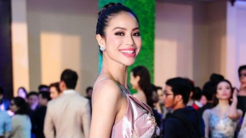 Phạm Hương lộng lẫy xuất hiện trên thảm đỏ lễ trao giải âm nhạc Ảnh 2