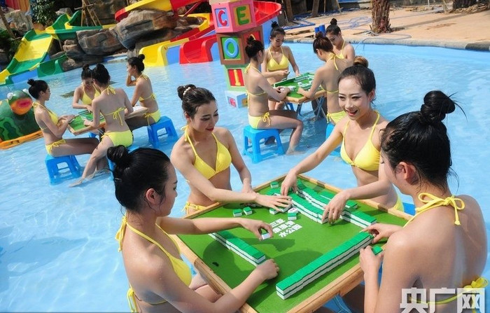 Hàng chục người mẫu bikini xuống hồ nhưng không phải để bơi Ảnh 2