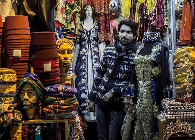 Đến 'Chợ Lớn’ của Istanbul, ngắm 'hàng độc' và trai đẹp Ảnh 2