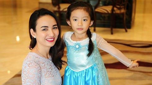 Hoa hậu Ngọc Diễm và con gái hào hứng gặp ‘Nữ hoàng băng giá’ Ảnh 2