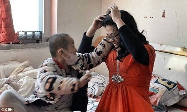 'Ông bố của năm' - giả gái bán hoa cứu con ung thư Ảnh 2