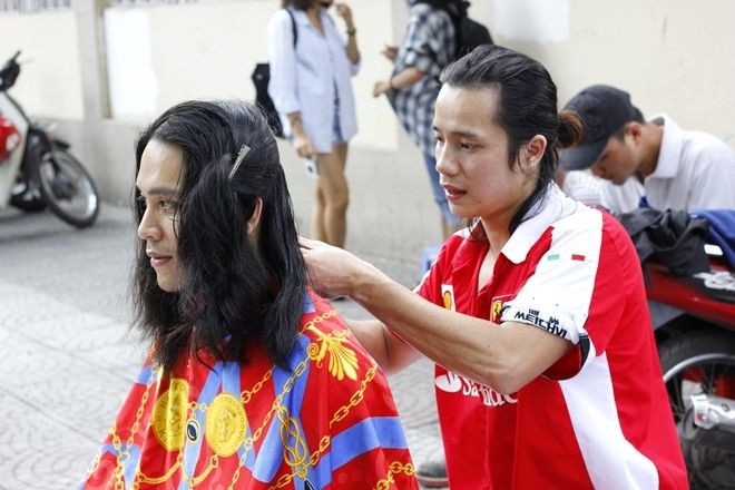 Chàng Việt kiều lãng tử cắt tóc miễn phí giữa Sài Gòn để trả nghĩa quê hương Ảnh 2