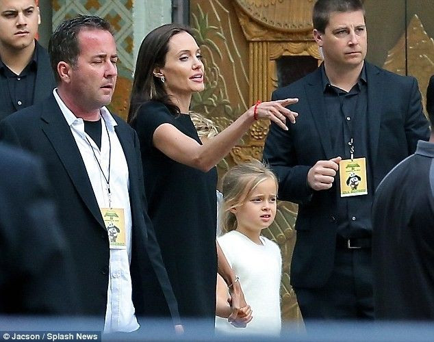 Dù công việc ngày càng bận rộn, Angelina tâm sự cô tự hào vì có ông xã Brad Pitt và các con hỗ trợ công việc. Đặc biệt, 2 cậu con trai lớn Maddox và Pax Thiên cũng đóng vai trò trong dự án phim mới gần đây của Angelina. Trong khi đó, 2 cô nhóc Shilod và Zahara giúp mẹ làm việc thiện trong chuyến đi đến Campuchia vào tháng 12 năm ngoái. 