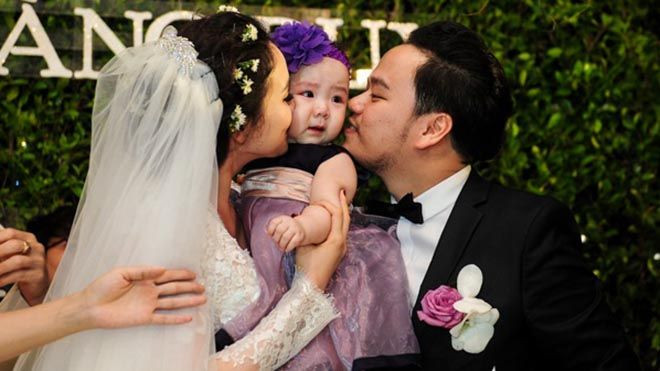 'Công chúa nhỏ' của Trang Nhung khóc nức nở trong ngày cưới bố mẹ Ảnh 2