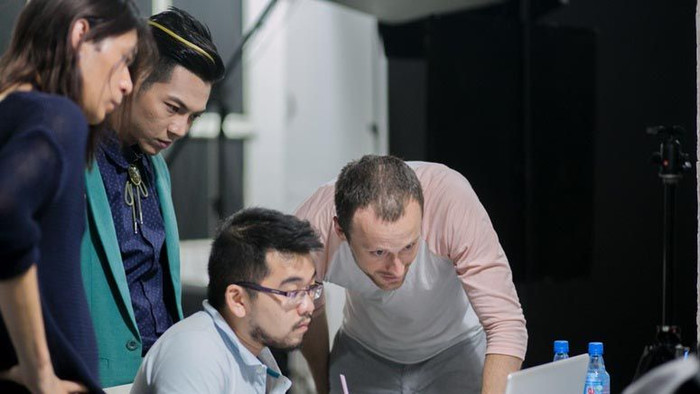 Mai Quốc Việt ‘chịu chơi’ mời stylist từ nước ngoài về thực hiện bộ ảnh ánh sáng Ảnh 2