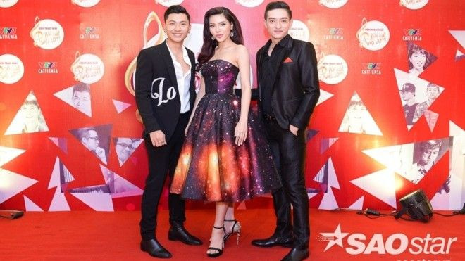 Dàn siêu mẫu khoe dáng, đọ sắc trên thảm đỏ Bài hát Việt 2015 Ảnh 2