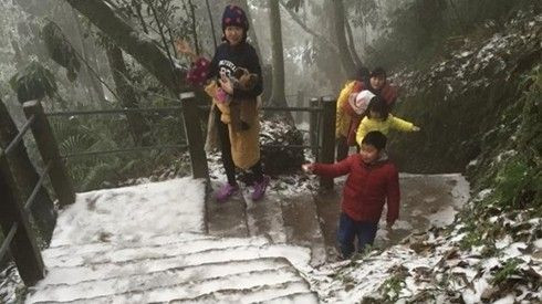 Hà Nội bất ngờ có tuyết, giới trẻ thích thú - người già bất an Ảnh 2