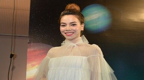 Hà Hồ diện cây Valentino hơn 200 triệu ngồi ghế nóng The Remix Ảnh 2