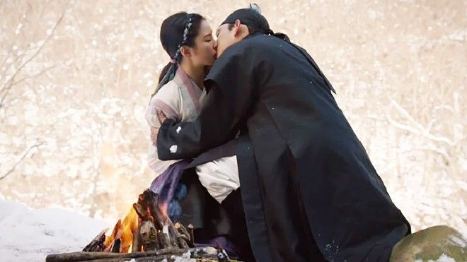 Drama Hàn tuần qua: Yoo Ah In trao Shin Se Kyung nụ hôn tuyết rơi Ảnh 2