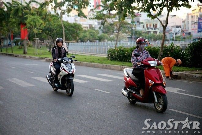 Đến cậu thanh niên trong bức hình này cũng phải cho một tay vào túi áo khi chạy xe.