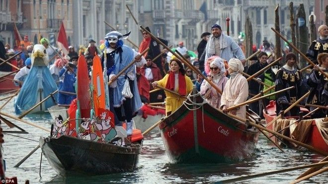 Venice nhộn nhịp chưa từng thấy nhờ 'mặt nạ và ma thuật' Ảnh 2