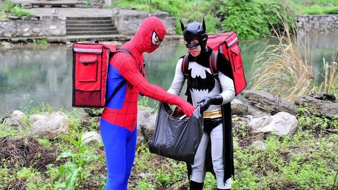 Khi Người Nhện, Batman… nhặt rác, làm công nhân Ảnh 2