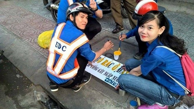 Chiến dịch sơn khẩu hiệu lên nắp cống để tuyên truyền chống ngập ở Sài Gòn Ảnh 2