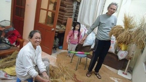 Vợ chồng tỷ phú vẫn đi mót lúa ở Hà Nội Ảnh 2