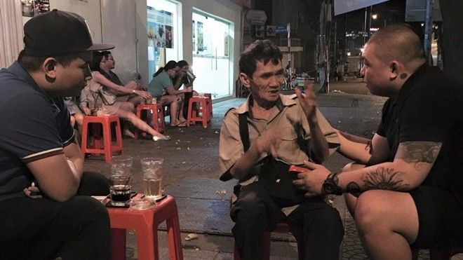 Bất ngờ trước hành động của thanh niên xăm trổ và ông lão vé số Ảnh 2