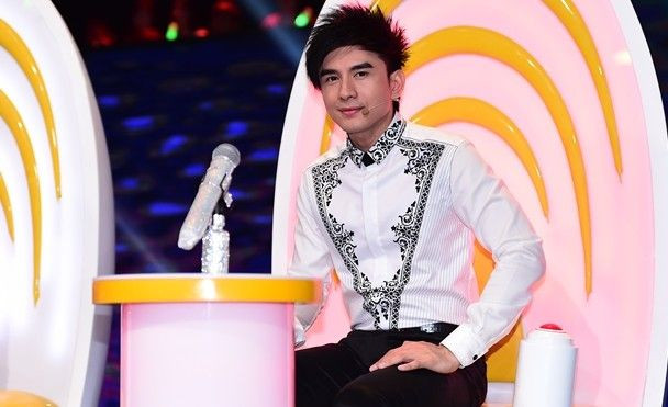 Vẻ điển trai 'không tuổi' của Đan Trường trên ghế nóng Bolero Ảnh 2