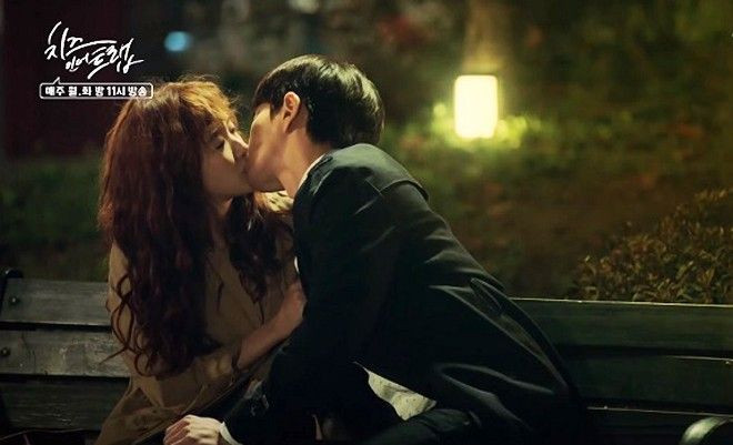 Cặp đôi 'Cheese in the Trap' lên chức 'thánh hôn' phim Hàn Ảnh 2