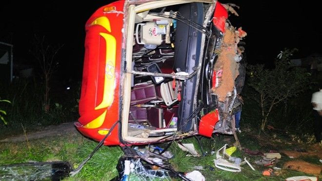 Hàng chục người bị thương khi xe chở sinh viên, công nhân về quê lật giữa đường Ảnh 2