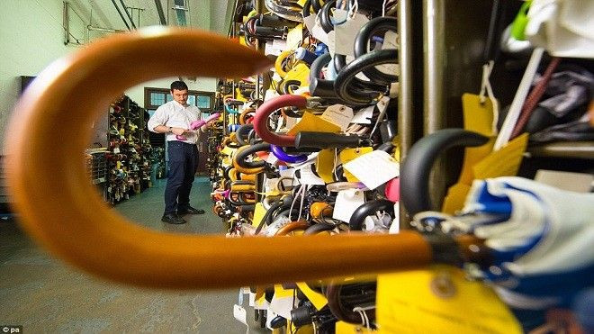 Đột nhập kho đồ thất lạc 'khủng' của nhà ga London Ảnh 2