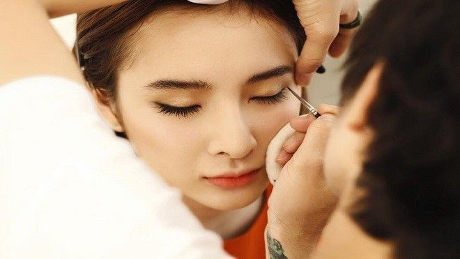 Soi cách trang điểm đậm và nude siêu chuẩn của Angela Phương Trinh  Ảnh 2