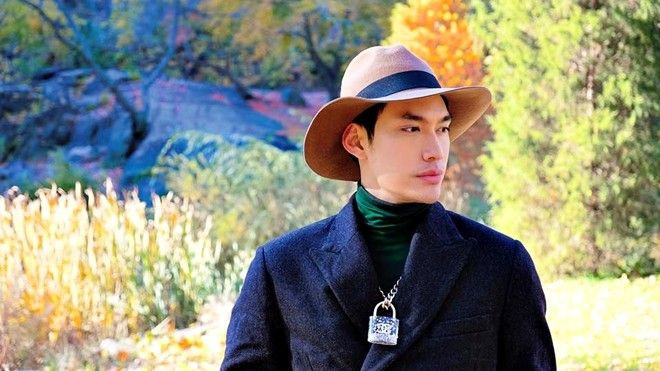 Style chuẩn đi xuyên các tuần lễ thời trang của Lý Quí Khánh Ảnh 2