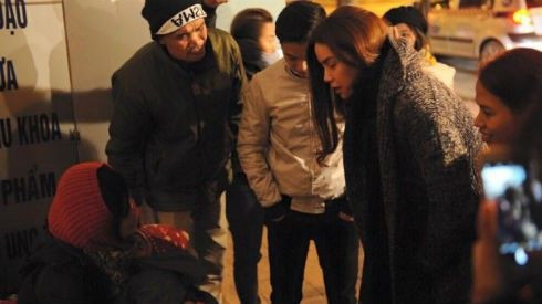 Hồ Ngọc Hà không ngại giá rét mang quà Tết cho người vô gia cư Ảnh 2