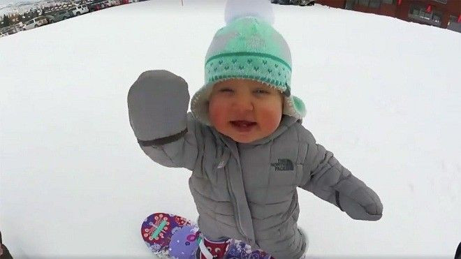 Lần đầu trượt tuyết, cô bé 1 tuổi 'đốn' tim hàng triệu dân mạng Ảnh 2
