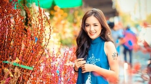 Phương Ly 'nổi bần bật' với áo dài jean khác lạ dạo phố ngày Tết Ảnh 2