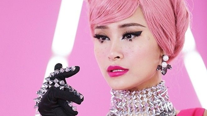 Đông Nhi hóa búp bê kỳ quái, 'chất lừ' trong hậu trường Pink Girl Ảnh 2