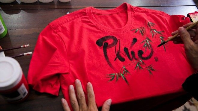 Tạm biệt giấy dó, 'mốt' xin chữ trên… áo thun lên ngôi Ảnh 2