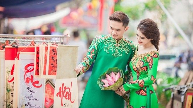 Tú Vi - Văn Anh diện áo dài đôi, tình tứ dạo phố Xuân Ảnh 2