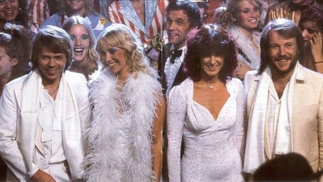 Happy New Year: Bài hát muôn thuở đi vào lòng người ngày cuối năm Ảnh 2