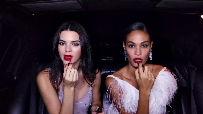 Kendall Jenner và Joan Smalls vừa nhảy múa vừa make up Ảnh 2