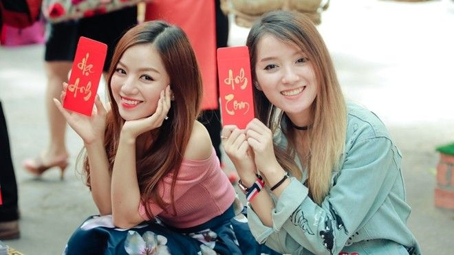 Hot girl Hạ Anh cùng chị gái trổ tài mashup nhạc xuân Ảnh 2