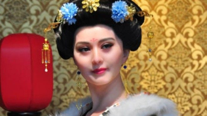 Sát Tết, sao Hoa ngữ giật mình vì tượng sáp không như ý Ảnh 2