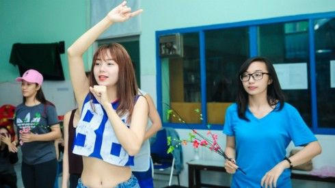 Minh Hằng vẫn miệt mài tập nhảy trước giờ giao thừa Ảnh 2