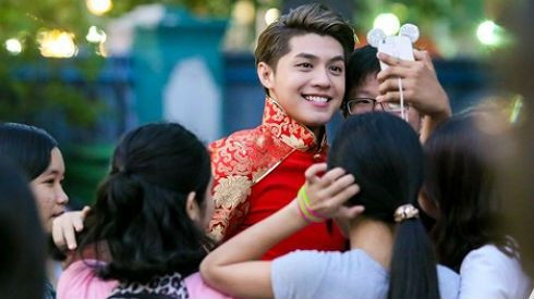 Noo Phước Thịnh được fan vây kín khi chạy show Tết Ảnh 2