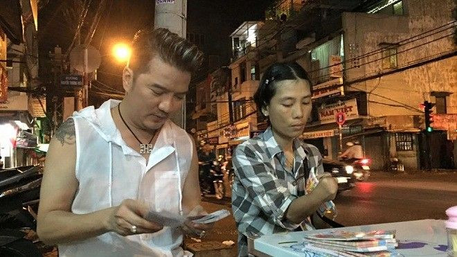 Đàm Vĩnh Hưng mua 'nóng' 600 tờ vé số giúp người nghèo trong đêm giao thừa Ảnh 2