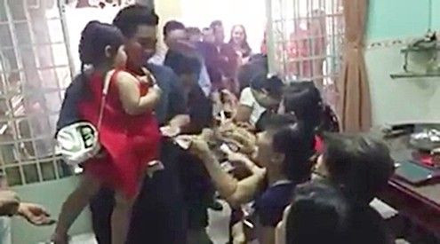 Choáng với kiểu lì xì độc nhất vô nhị của nhà đại gia Bình Dương Ảnh 2