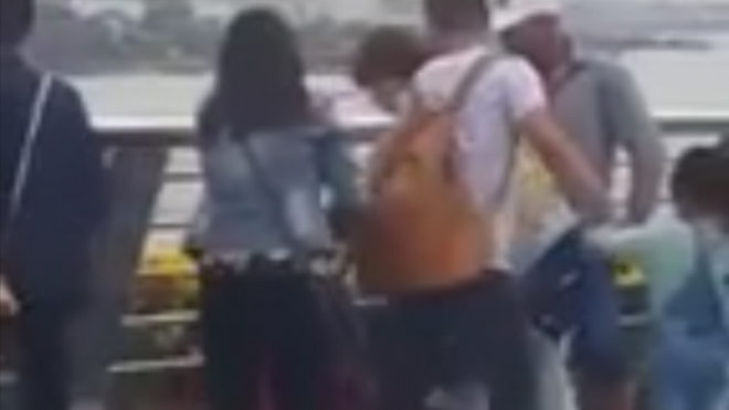 Đánh nhau trên cầu đi bộ, người qua đường quay clip và ngó lơ Ảnh 2
