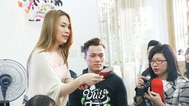 Người hâm mộ ba miền kéo đến nhà chúc Tết Mỹ Tâm Ảnh 2