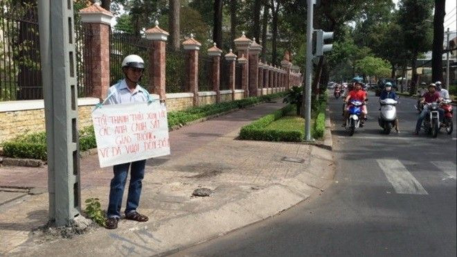 Xin lỗi cảnh sát giao thông theo yêu cầu của con trai Ảnh 2