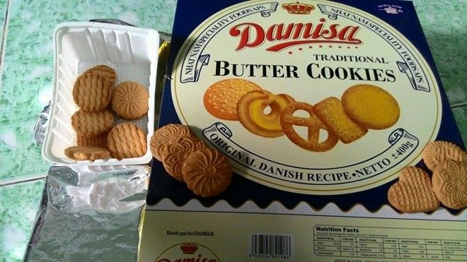 Cười ra nước mắt với clip 'bóc tem' bánh kẹo trong giỏ quà tết Ảnh 2