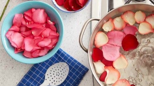 Hướng dẫn cách tự làm nước hoa hồng tại nhà Ảnh 2