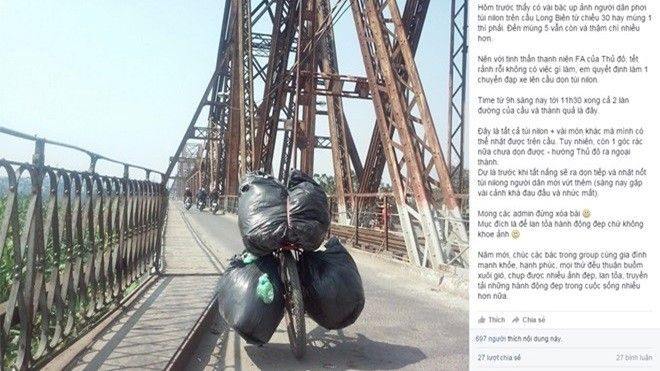 Chàng trai đi xe đạp gom túi nilon trên cầu Long Biên Ảnh 2