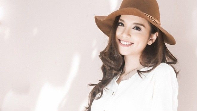 Diễm Hương dịu dàng khoe dáng trên phố Ảnh 2