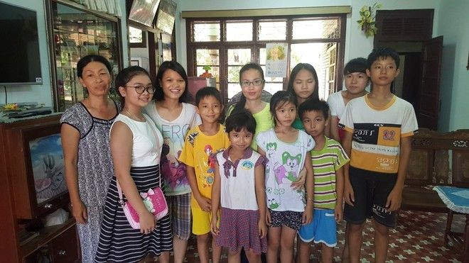 Cẩm Ly dẫn trò cưng Thiện Nhân đi từ thiện đầu năm Ảnh 2