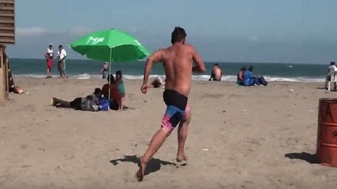 Chết cười với màn rượt đuổi tội phạm như hài kịch trên bãi biển Ảnh 2